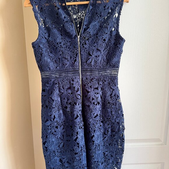 Elegant Dress - Picture 2 of 3